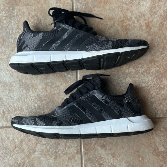 Adidas Men’s Swift Running Shoe - Picture 2 of 3